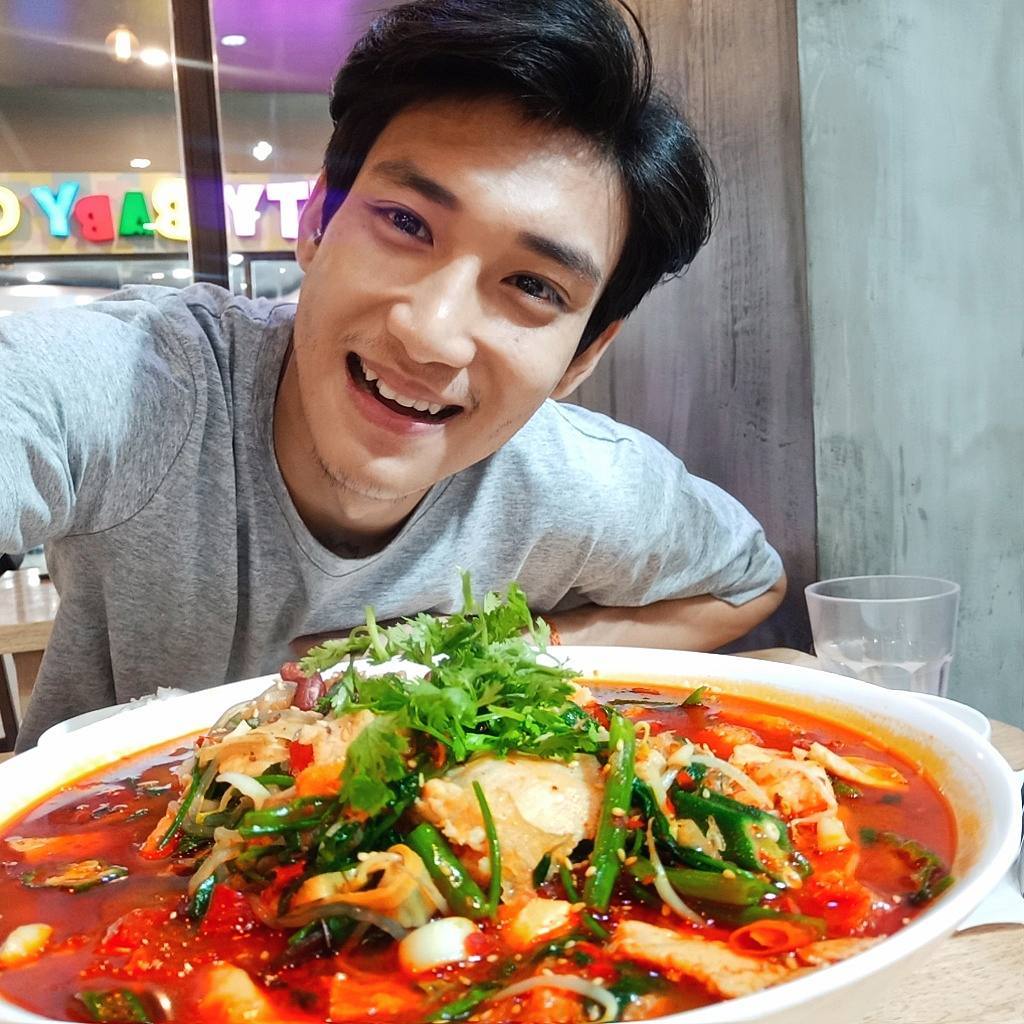 paing eats spicy tom yum