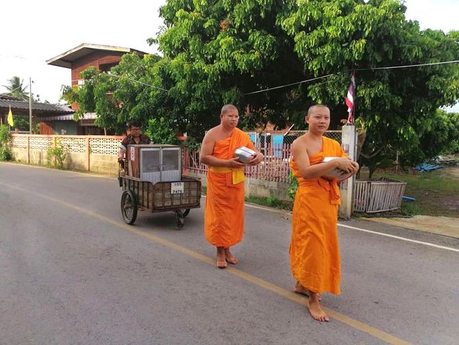 พระบิณฑบาตพร้อมตู้กับข้าว