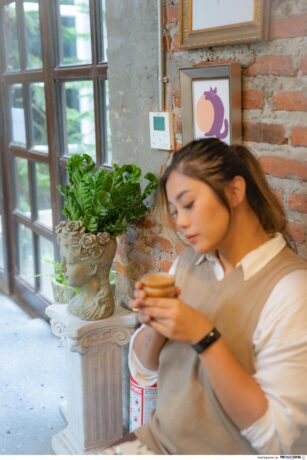 Ittha Boutique Is A Cafe With A Narnia-Like Entrance & Renaissance Vibes