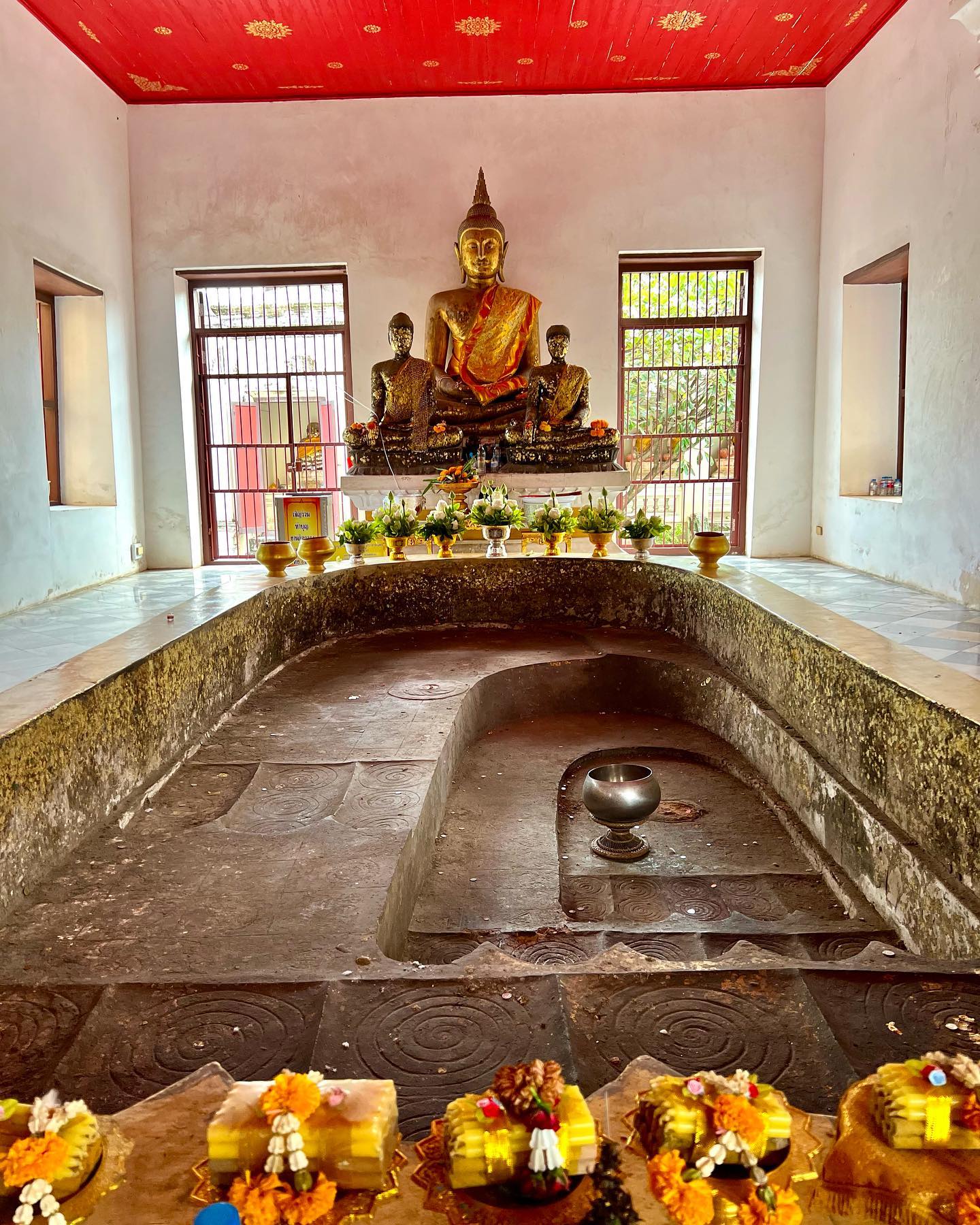 Prasat Nakhon Luang - buddha footprint