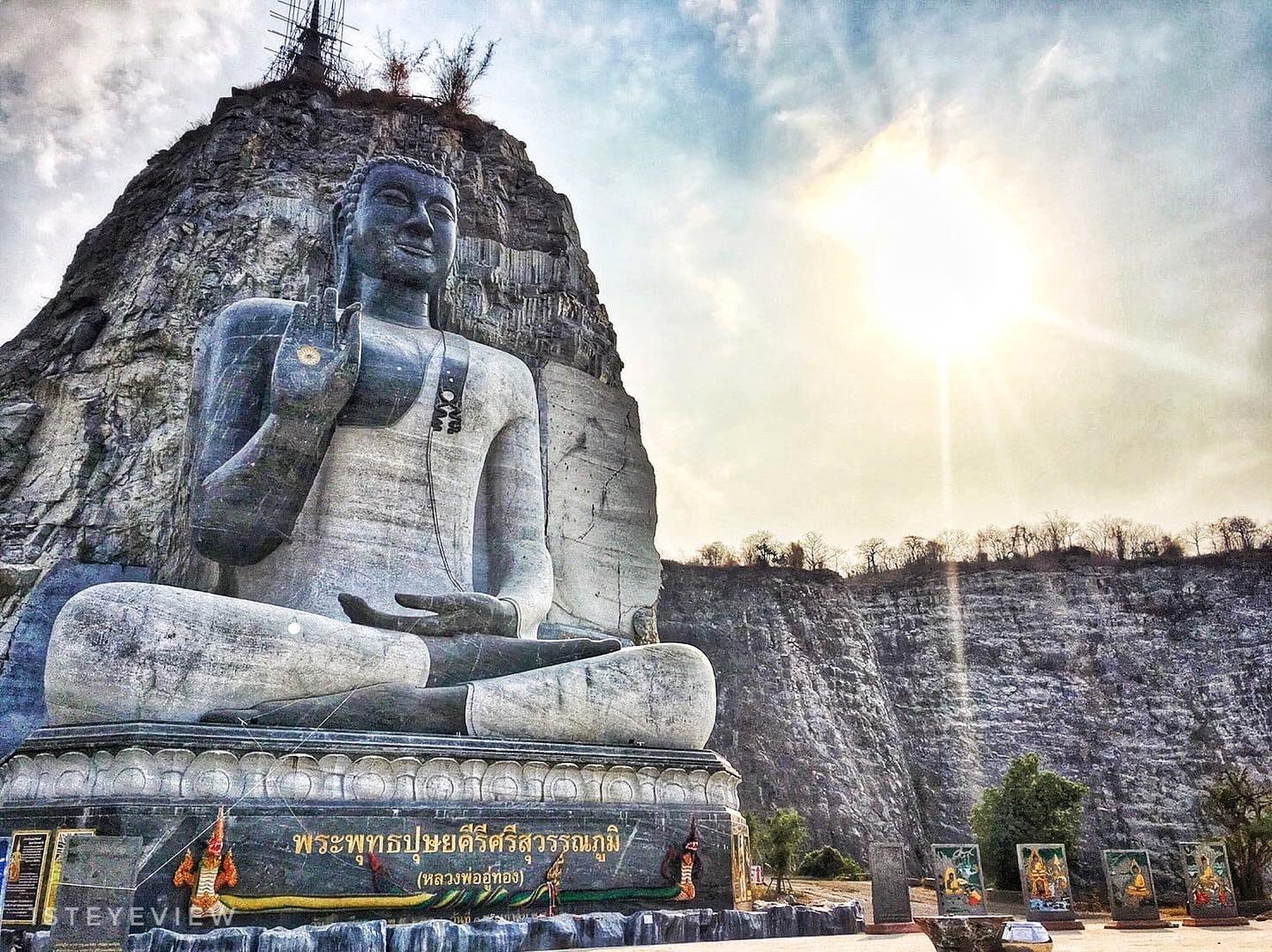 Luang Pho U Thong - large buddha statue