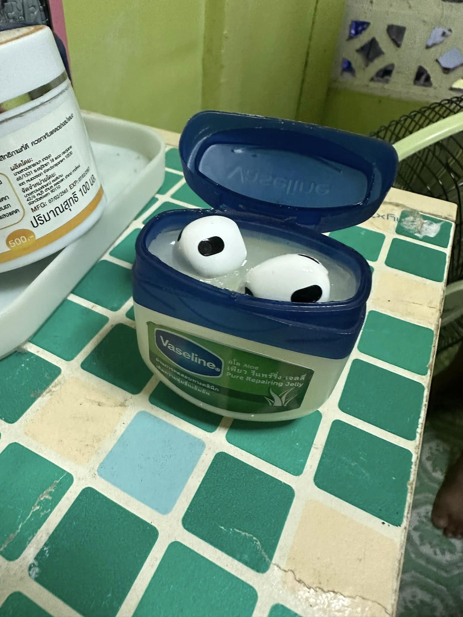 A Thai woman mistakenly stores her Airpods in Vaseline. 