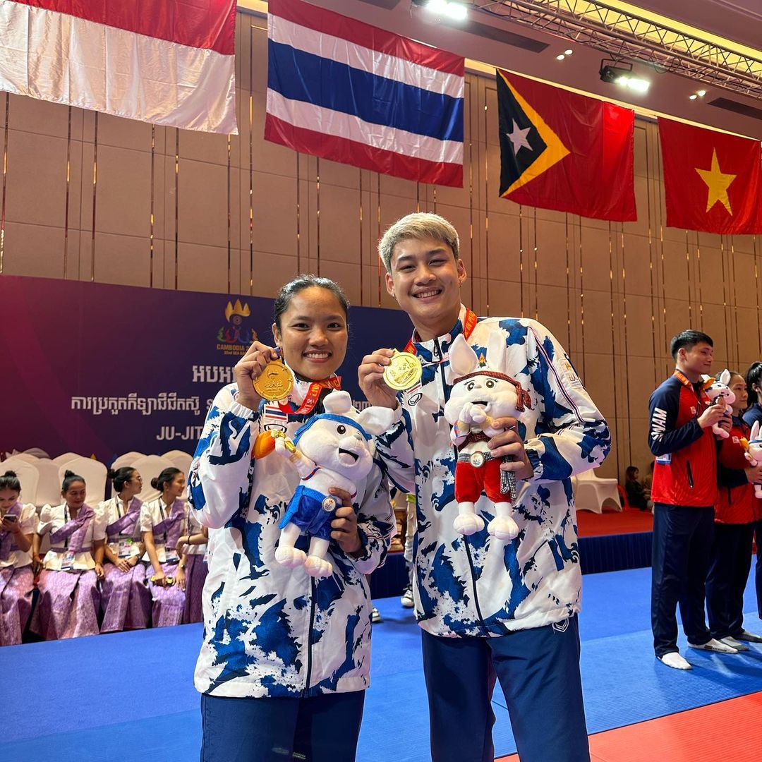 Thai jujitsu practitioners winning gold in the mixed duo category.
