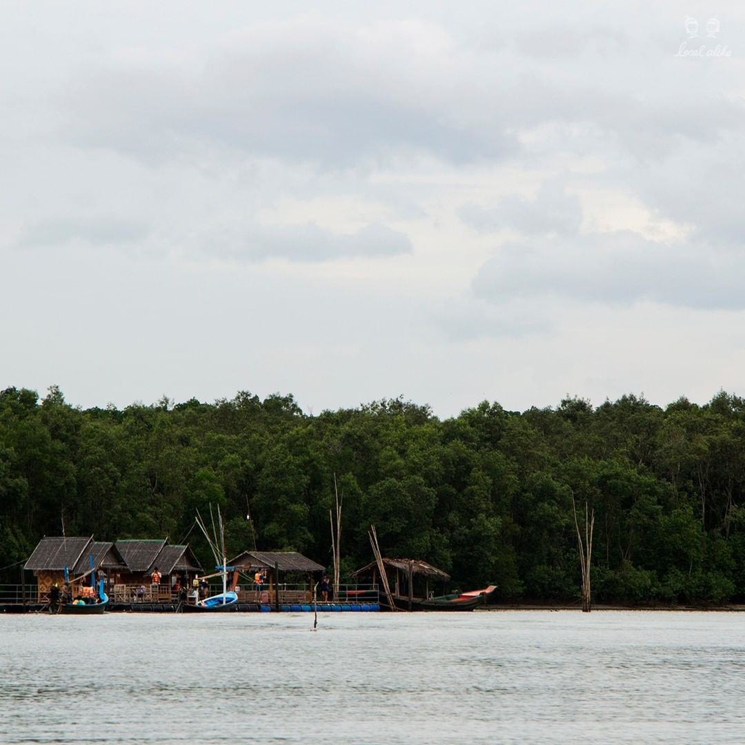 An image showing the rustic, homey fishing village Baan Laem in Southern Thailand.