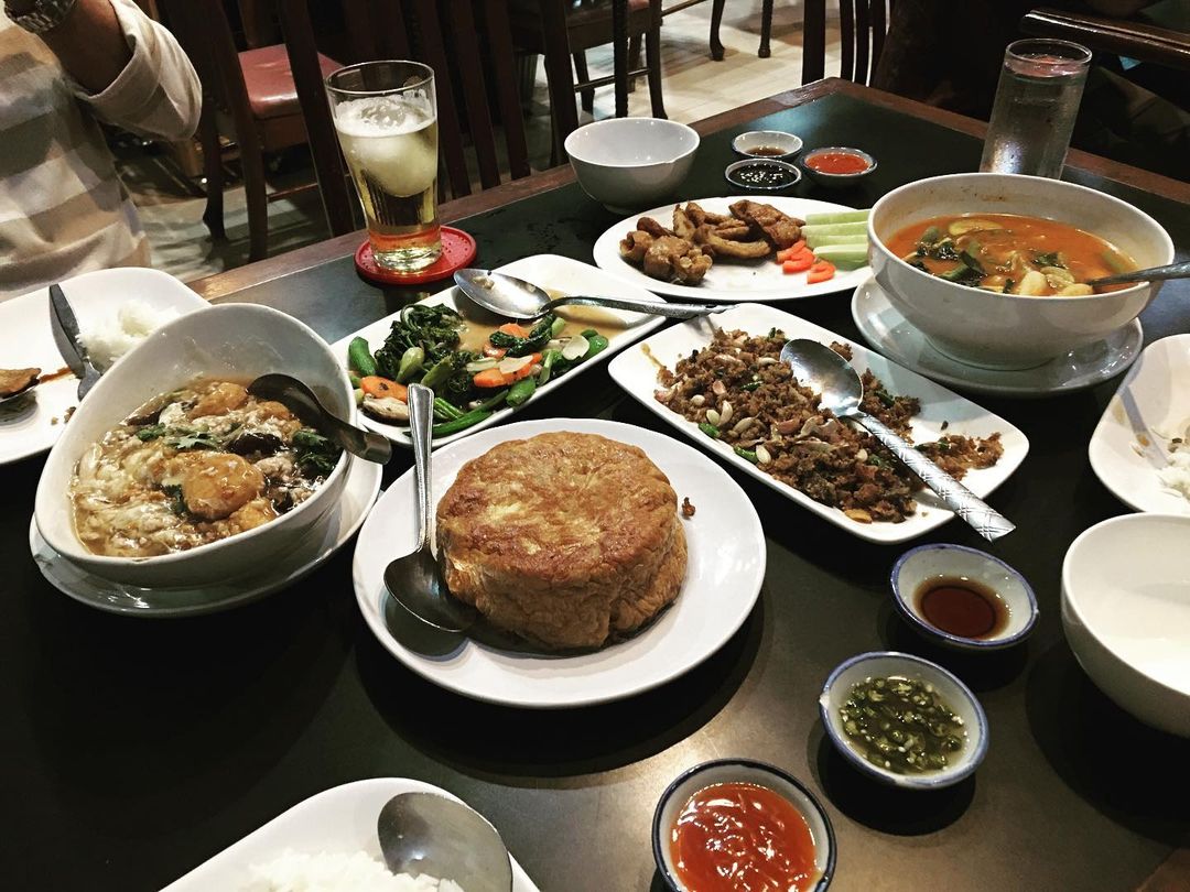 A table of food at Garlic in Pracha Chuen. 