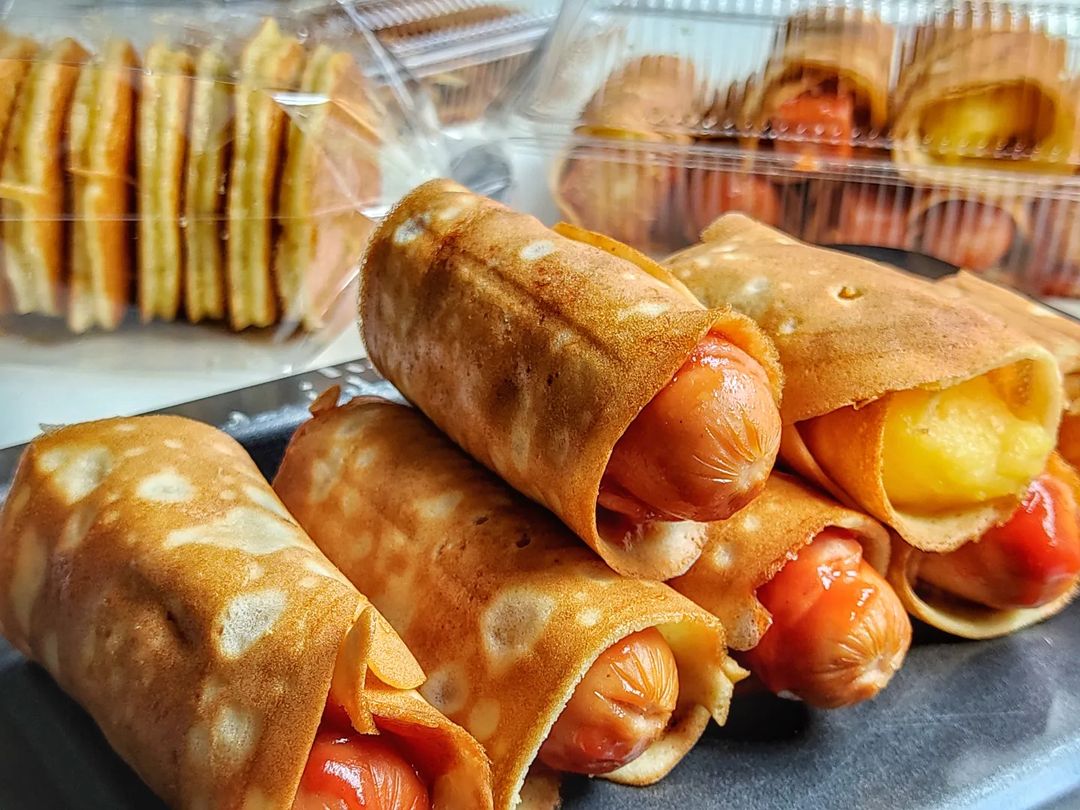 An order of khanom tokyo which are thin pancakes wrapped around savoury fillings, in this case, sausages.