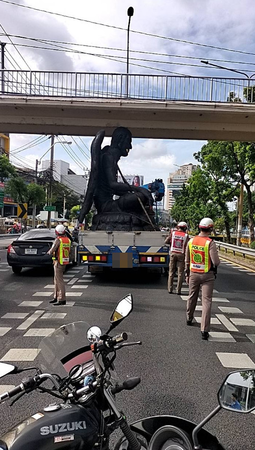 A 6-wheeler on Ratchadapisek got stuck on the road when the Thai mystical statue it was carrying got caught on the overpass. 