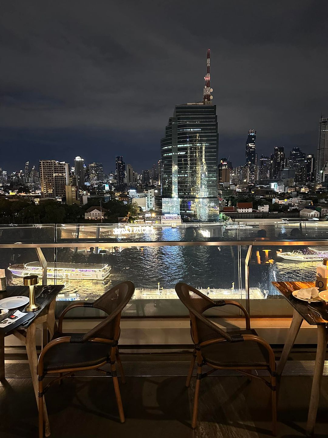 Hobs at ICONSIAM has great ambiance and excellent view of the Bangkok skyline. 