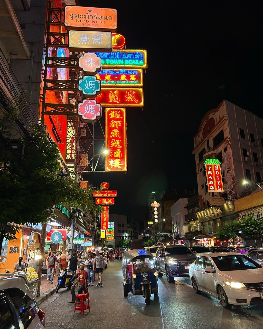 Yaowarat's crowded streets at night